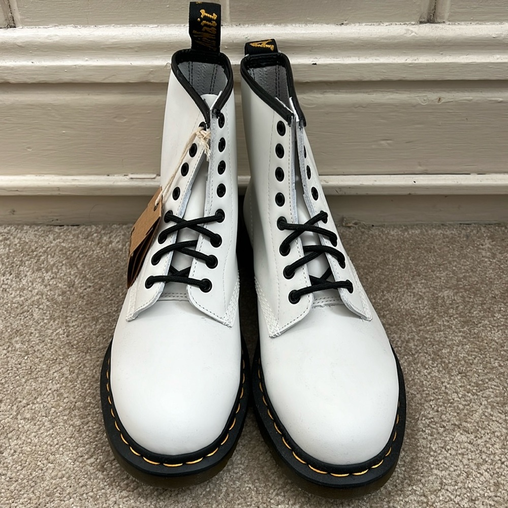 1460 Doc Martens Women’s Smooth Leather Lace Up Boots